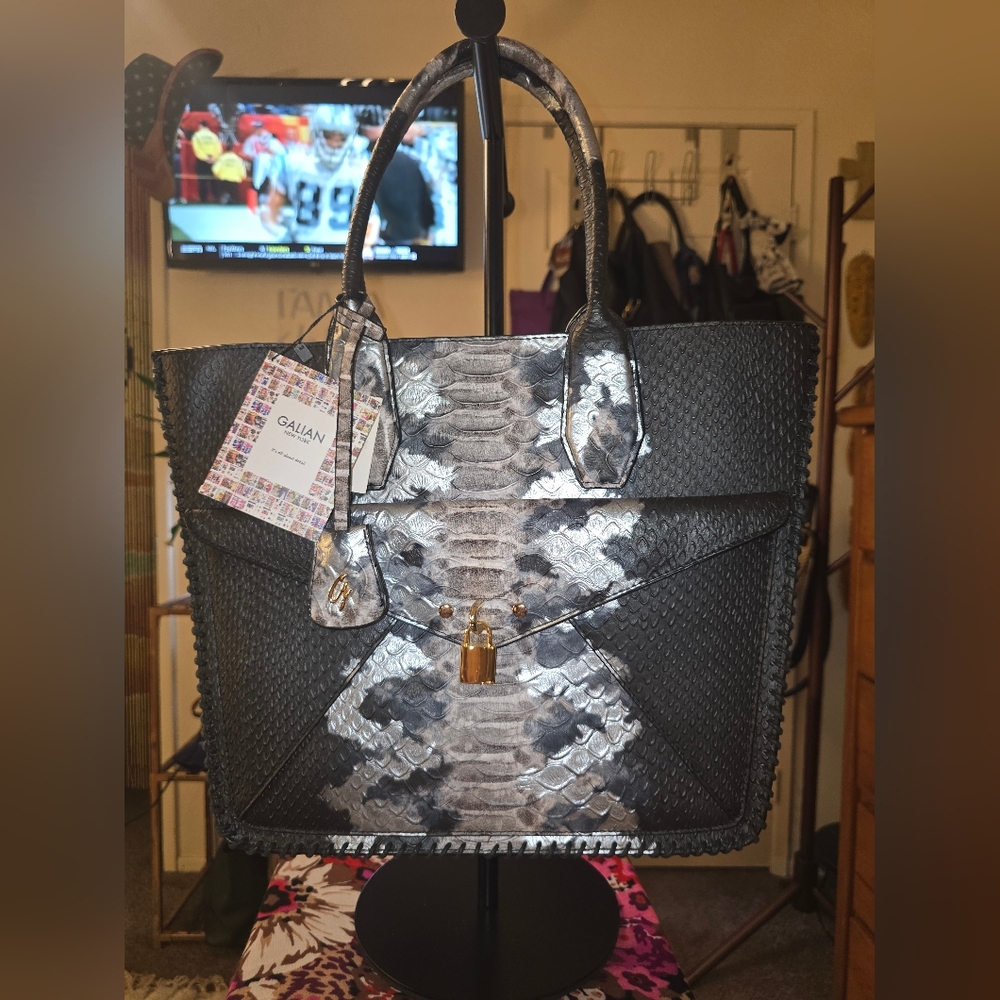 Black and Gray Snake Pattern Hand Bag